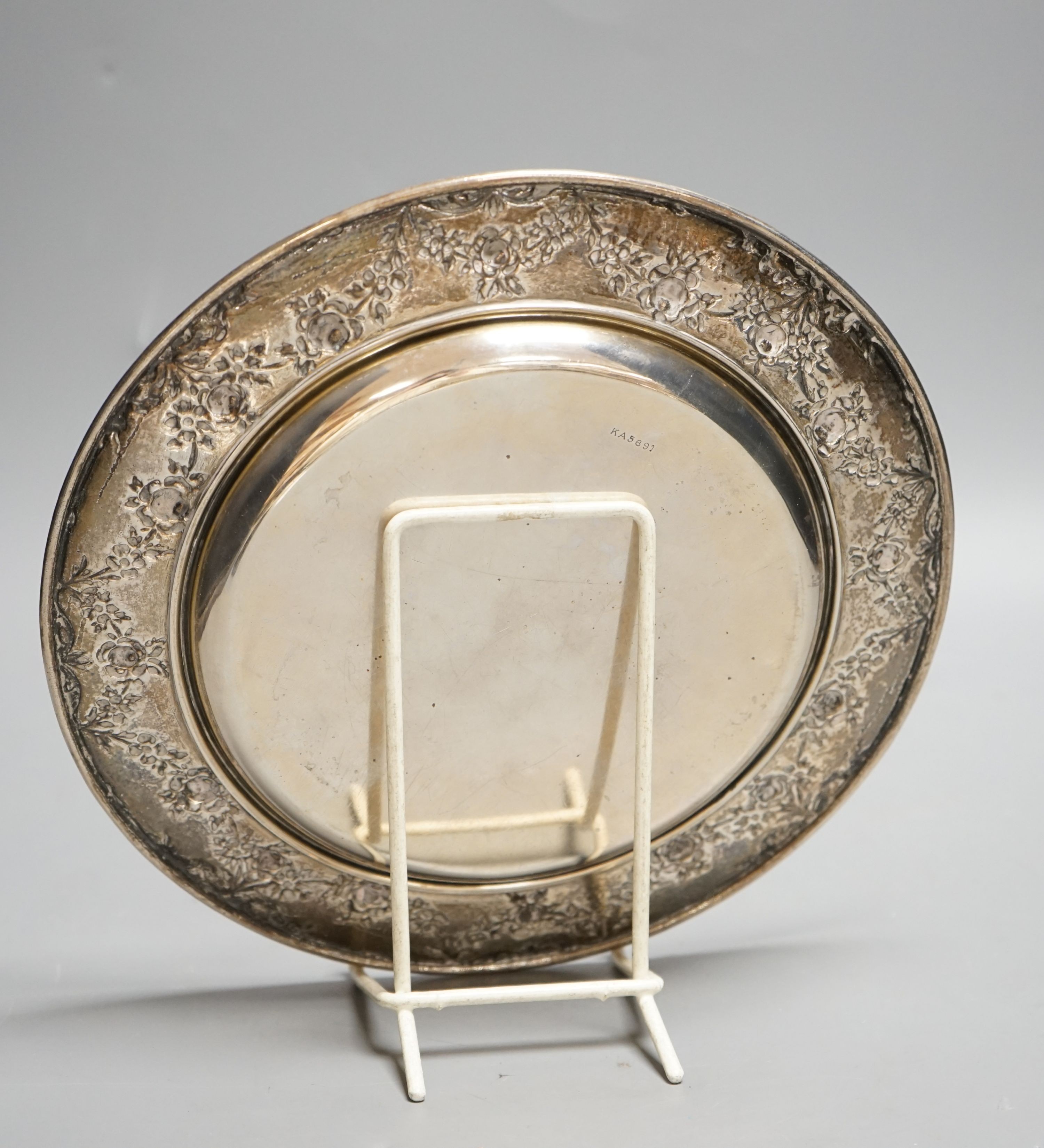 A George V silver plate by Elkington & Co, with foliate swag border, Birmingham, 1912, 22.8cm